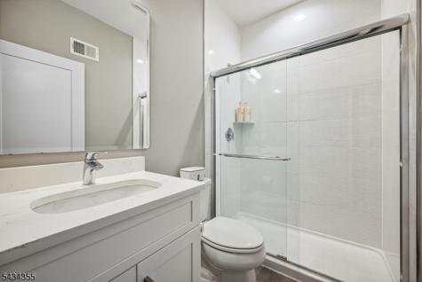 25 Stonybrook Circle Fairfield NJ 07004