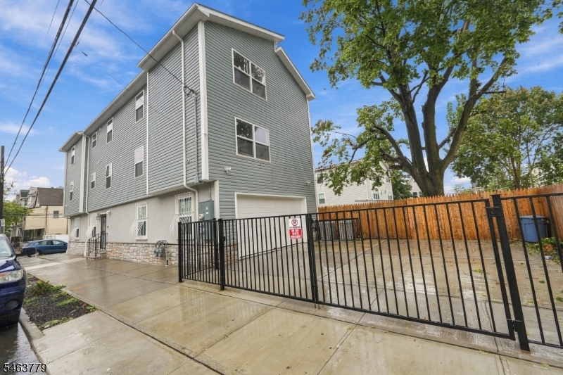 543 13TH Avenue Newark NJ 07103