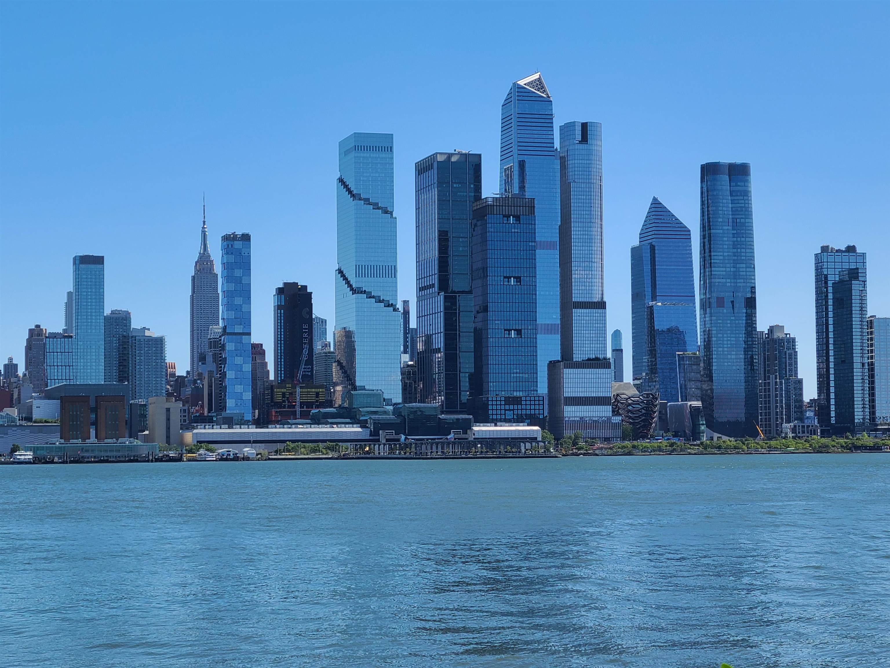 250 Henley Place Weehawken NJ 07086-1101