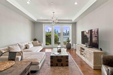 250 Henley Place Weehawken NJ 07086-1101