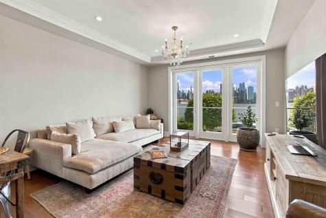 250 Henley Place Weehawken NJ 07086-1101