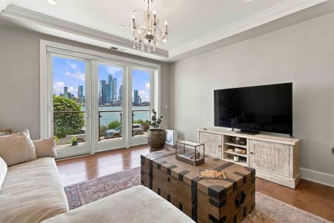 250 Henley Place Weehawken NJ 07086-1101
