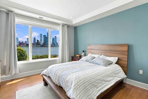 250 Henley Place Weehawken NJ 07086-1101