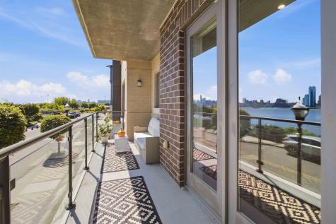 250 Henley Place Weehawken NJ 07086-1101