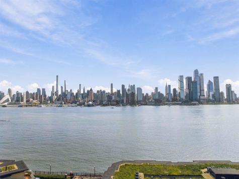 250 Henley Place Weehawken NJ 07086-1101