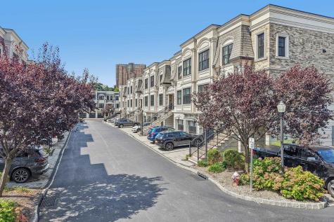20 Marquis Court Edgewater NJ 07020