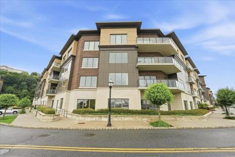 150 Henley Place Weehawken NJ 07086