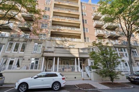 207 Shearwater Court West Jersey City NJ 07305