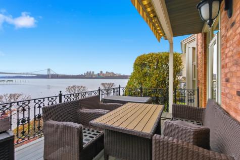 119 Hudson Cove Edgewater NJ 07020
