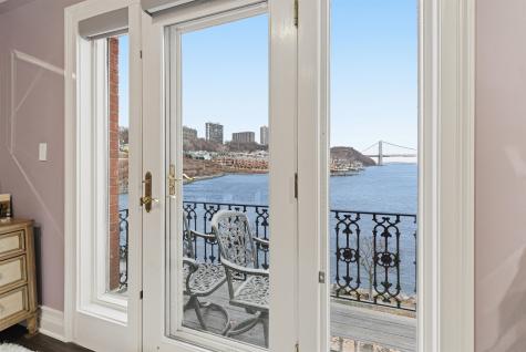 119 Hudson Cove Edgewater NJ 07020