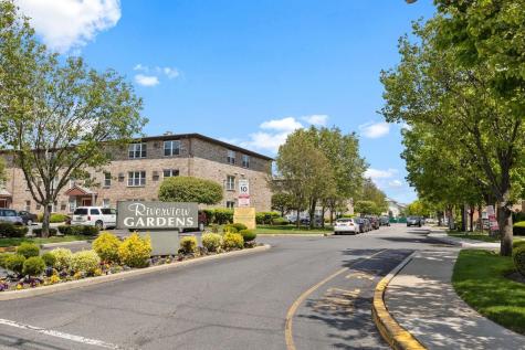 32 Riverview Court Secaucus NJ 07094