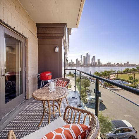 150 Henley Place Weehawken NJ 07086