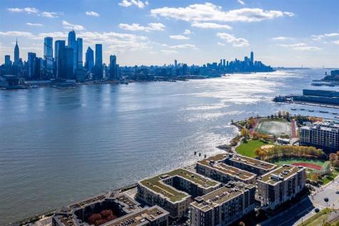 150 Henley Place Weehawken NJ 07086