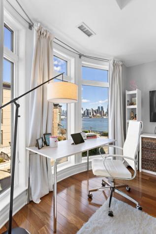 3 Oxford Landing Weehawken NJ 07086
