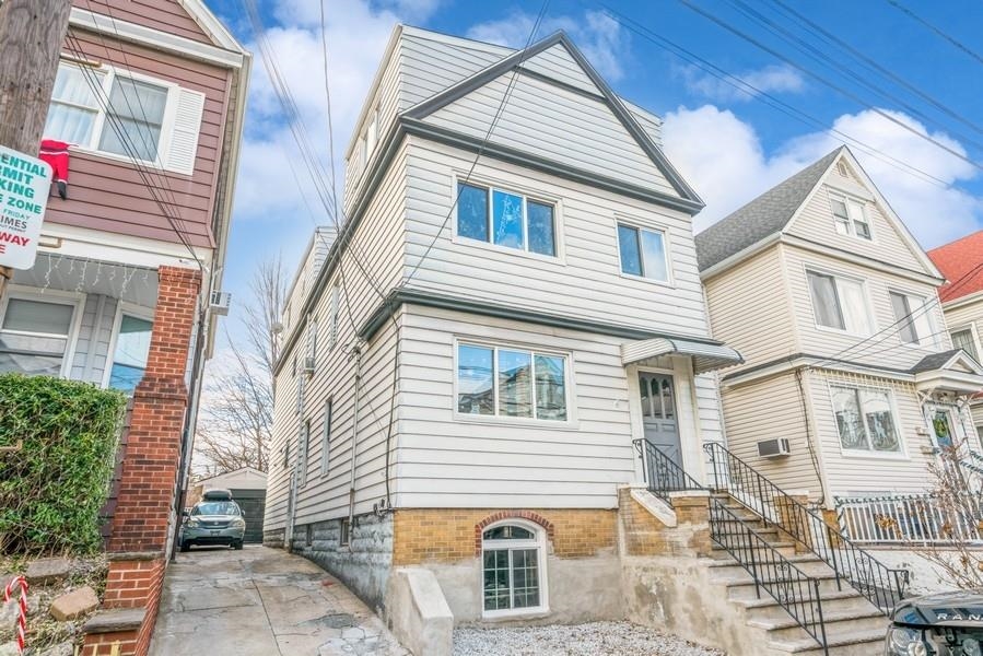 158 West 8th Street Bayonne NJ 07002
