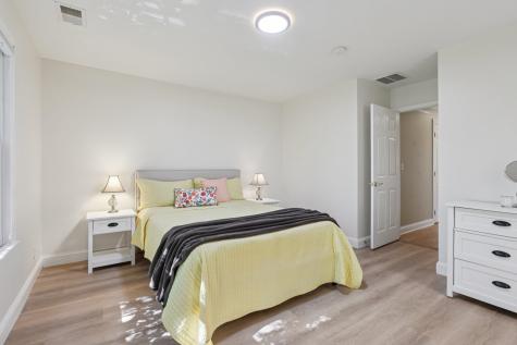 4 Point View Oakland NJ 07436-2366