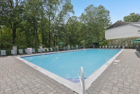 4 Point View Oakland NJ 07436-2366