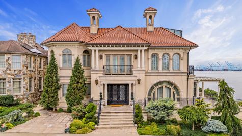 32 Benmore Terrace Bayonne NJ 07002