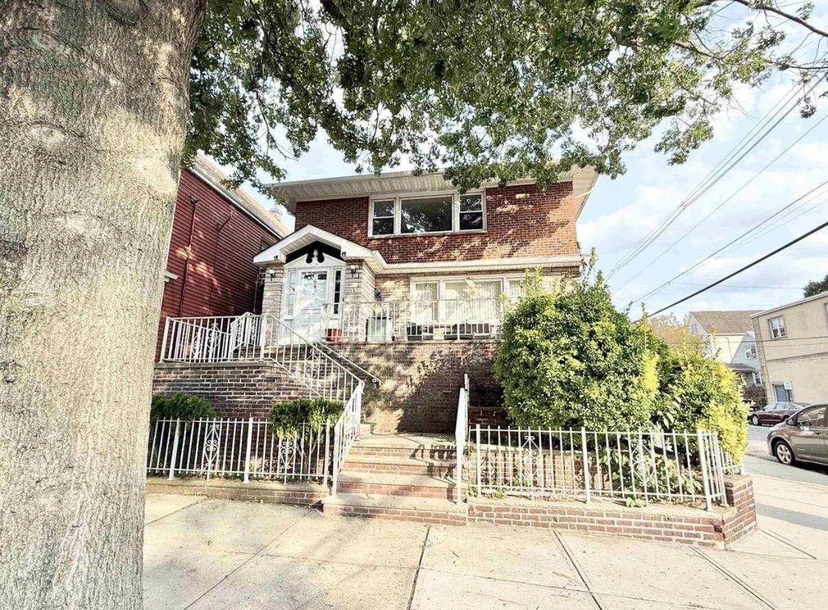 588 Avenue A Bayonne NJ 07002-5679