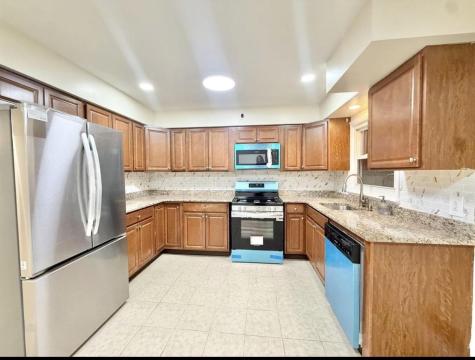 588 Avenue A Bayonne NJ 07002-5679