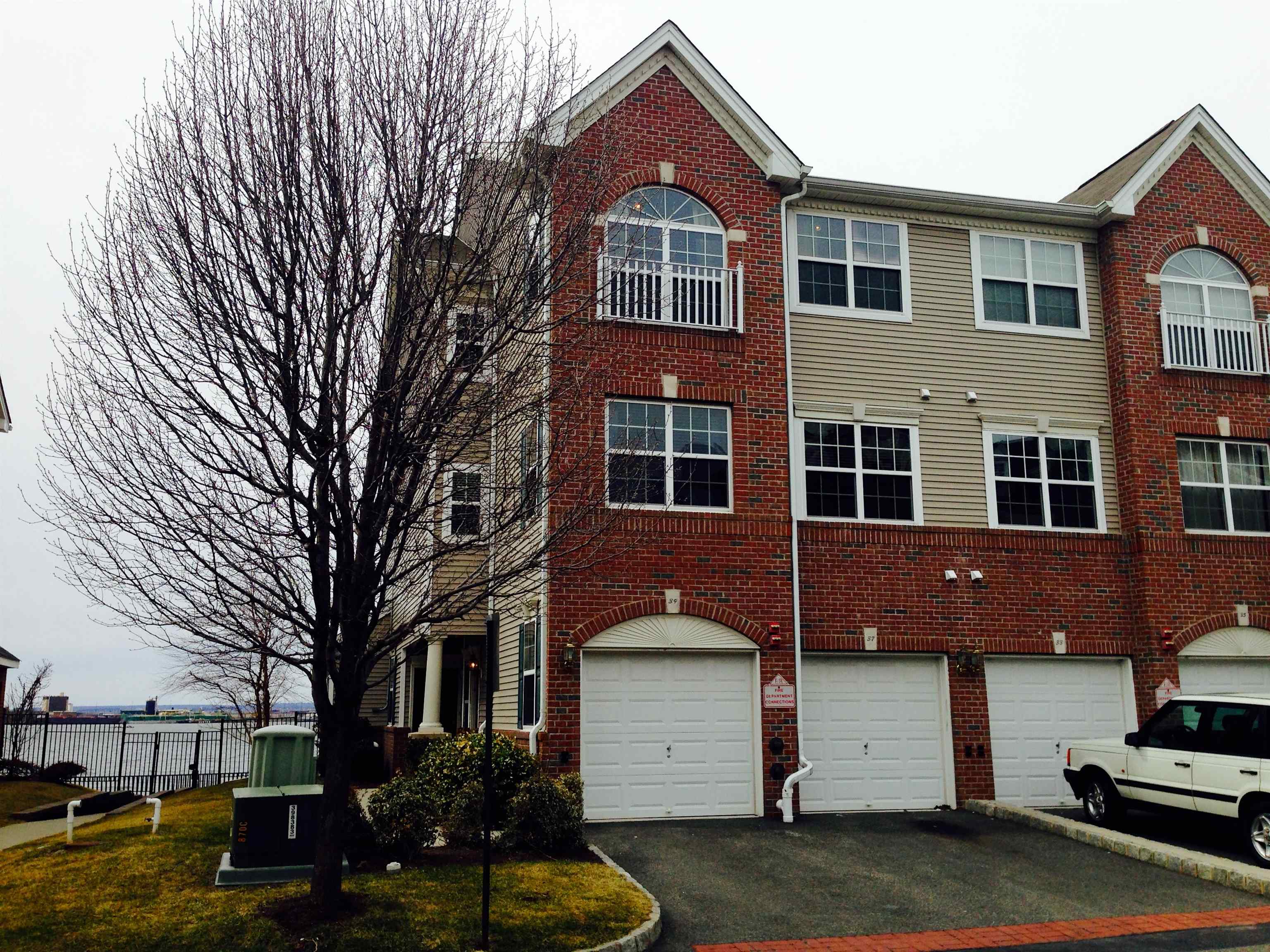 39 Lee Court Jersey City NJ 07305