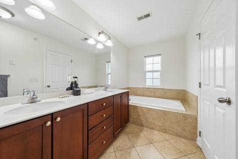 21 Creekside Court Secaucus NJ 07094