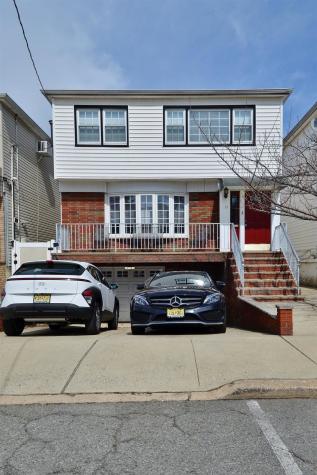 17 Centre Lane Bayonne NJ 07002