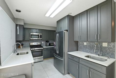 147 Stratford Place Lakewood NJ 08701