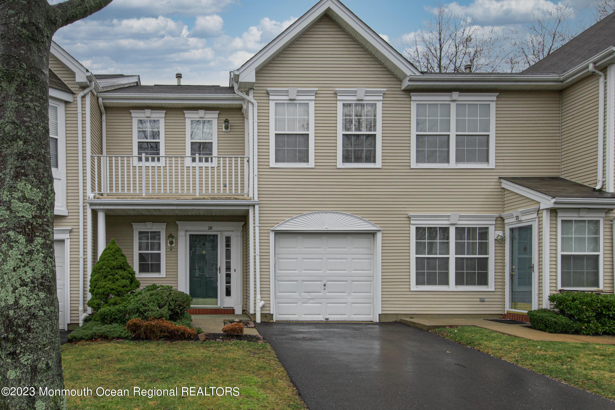 Freehold NJ, 28 Picket Place