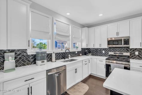 12 Raritan Cove Keyport NJ 07735