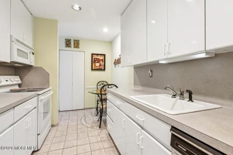 162 Cross Slope Court Manalapan NJ 07726