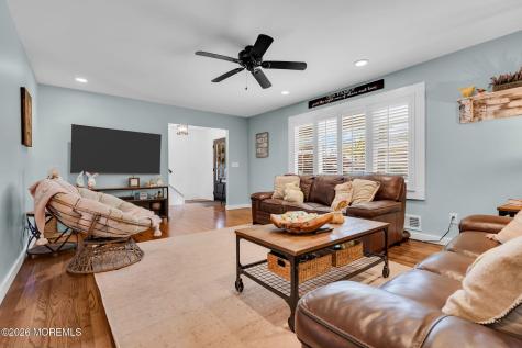 4 Oak Leaf Lane Toms River NJ 08755