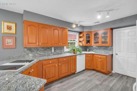 8 Avalon Lane Aberdeen NJ 07747