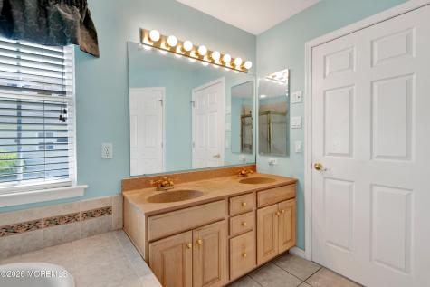 52 Skyline Drive Lakewood NJ 08701