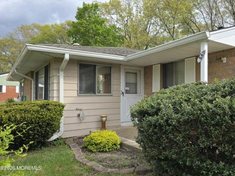 5 West Lake Drive Manchester NJ 08759