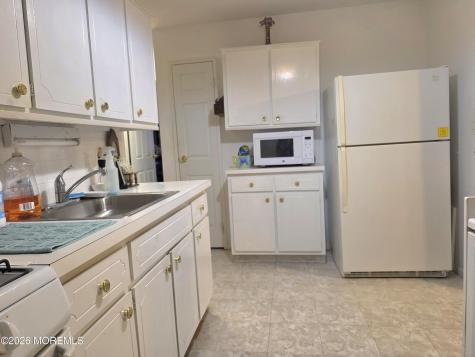 5 West Lake Drive Manchester NJ 08759