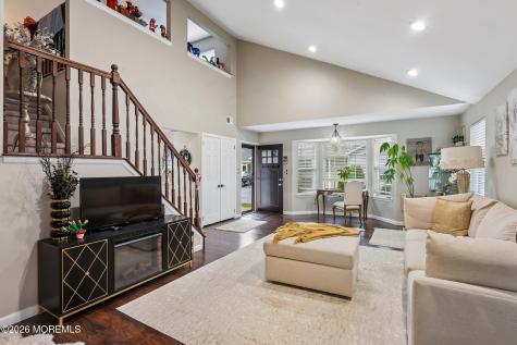 81 Farnworth Close Freehold NJ 07728