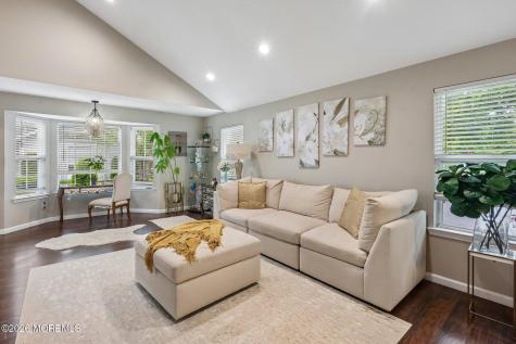 81 Farnworth Close Freehold NJ 07728