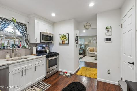 81 Farnworth Close Freehold NJ 07728