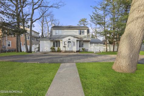 637 6th Street Lakewood NJ 08701