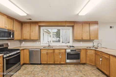 637 6th Street Lakewood NJ 08701