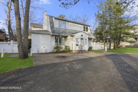 637 6th Street Lakewood NJ 08701