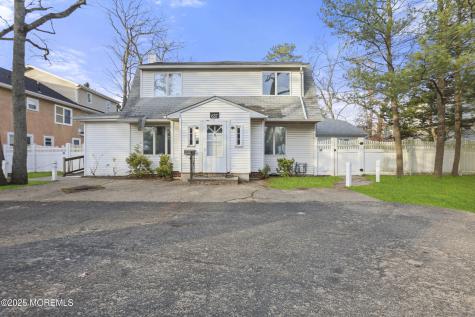 637 6th Street Lakewood NJ 08701