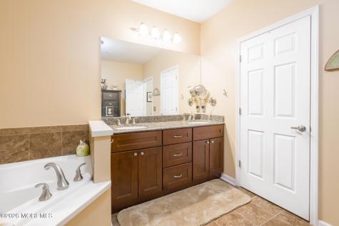 319 Regency Place Woodbridge NJ 07095