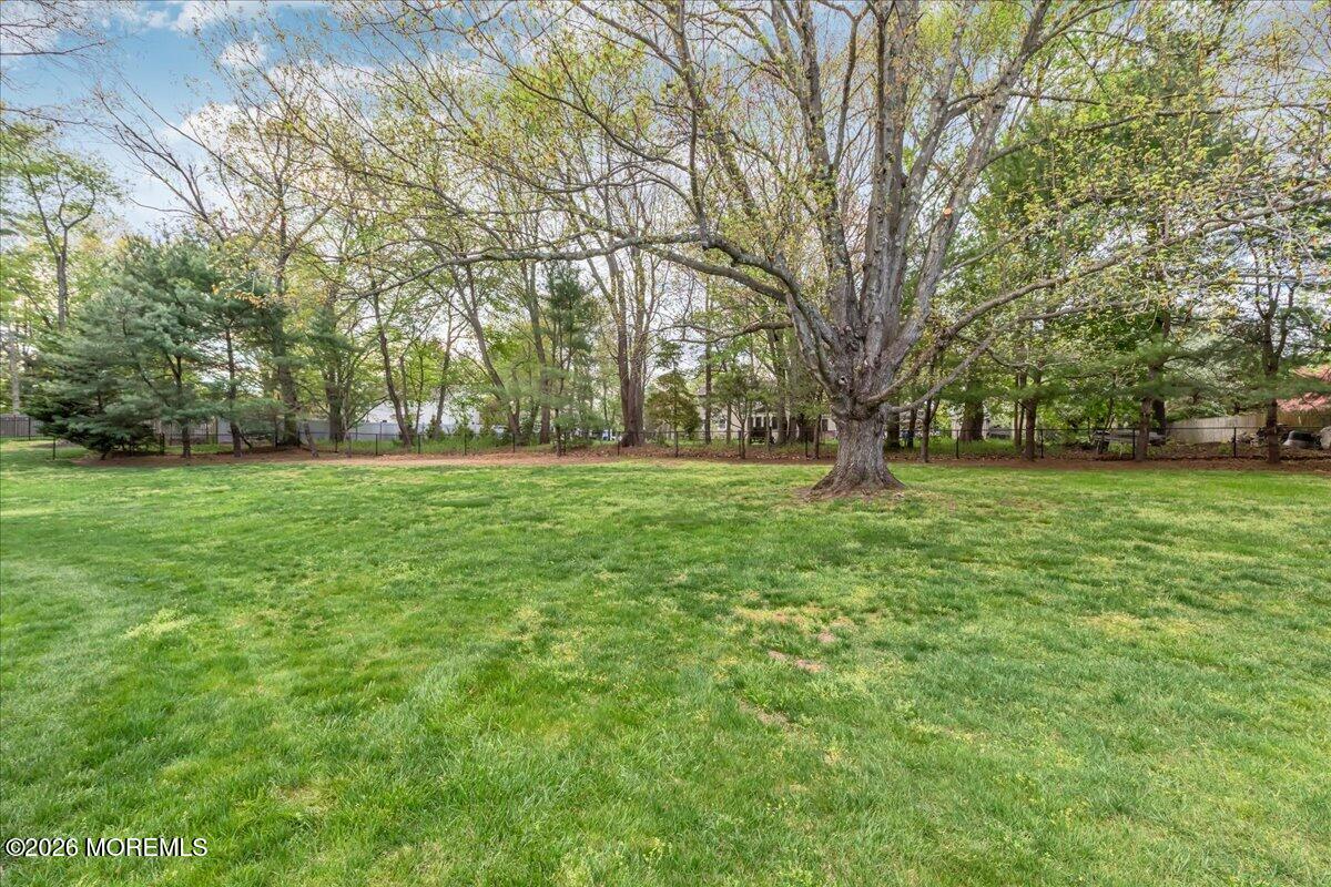 25 Wildhedge Lane Holmdel NJ 07733