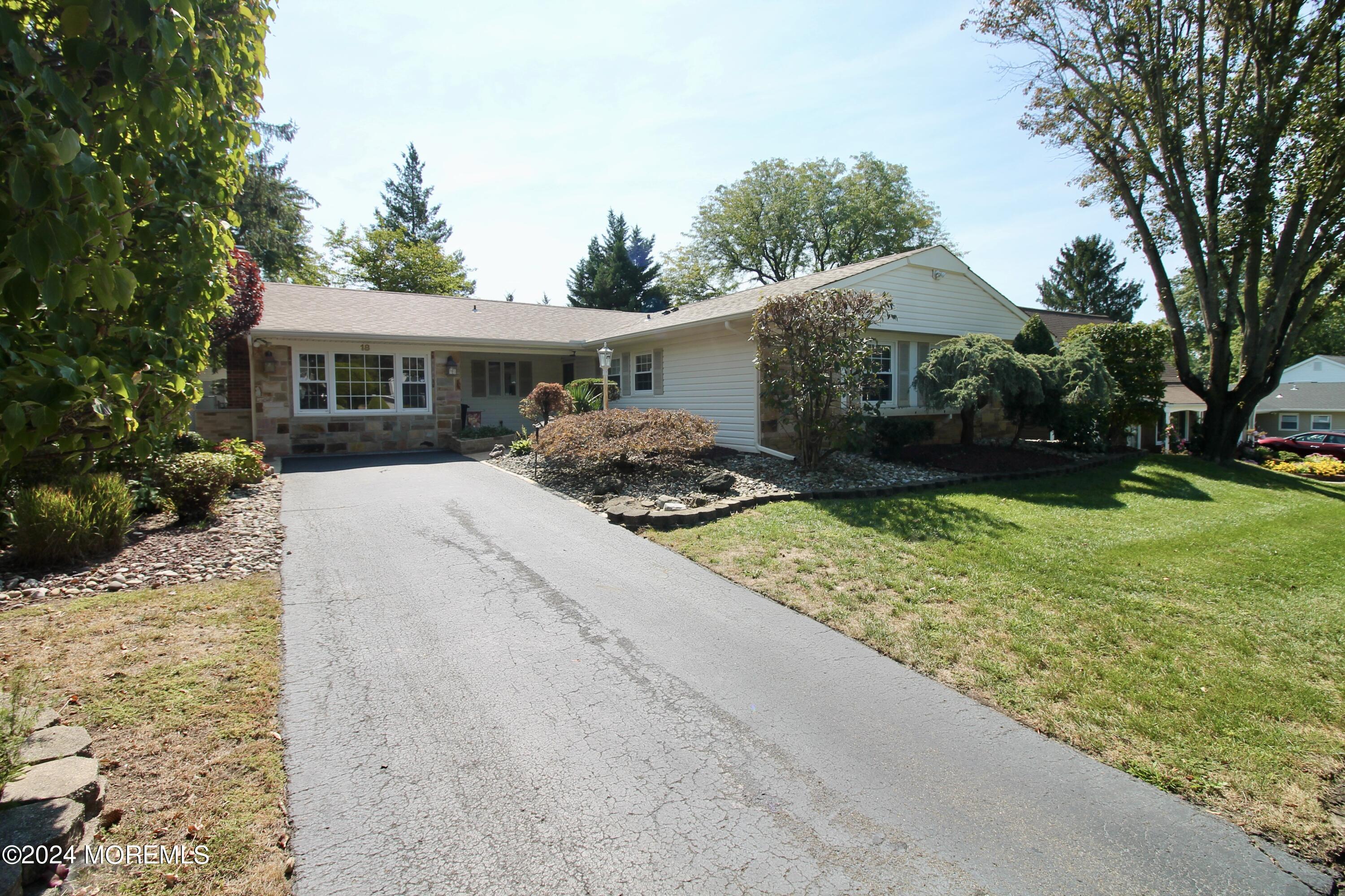 18 Oaklyn Lane Aberdeen NJ 07747