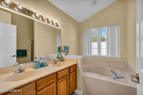18 Grosunor Court Jackson NJ 08527