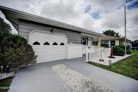 426 Saint Thomas Drive N Toms River NJ 08757