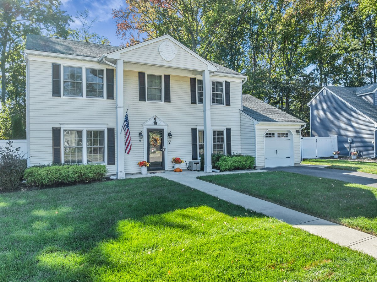7 Simek Lane Middletown NJ 07758