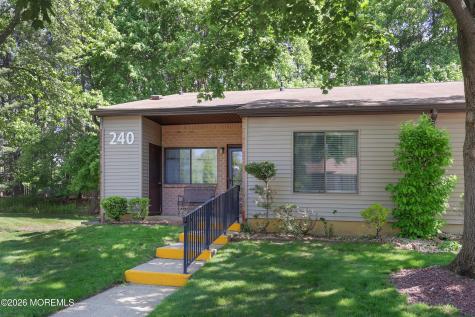 240 Medford Court Manalapan NJ 07726